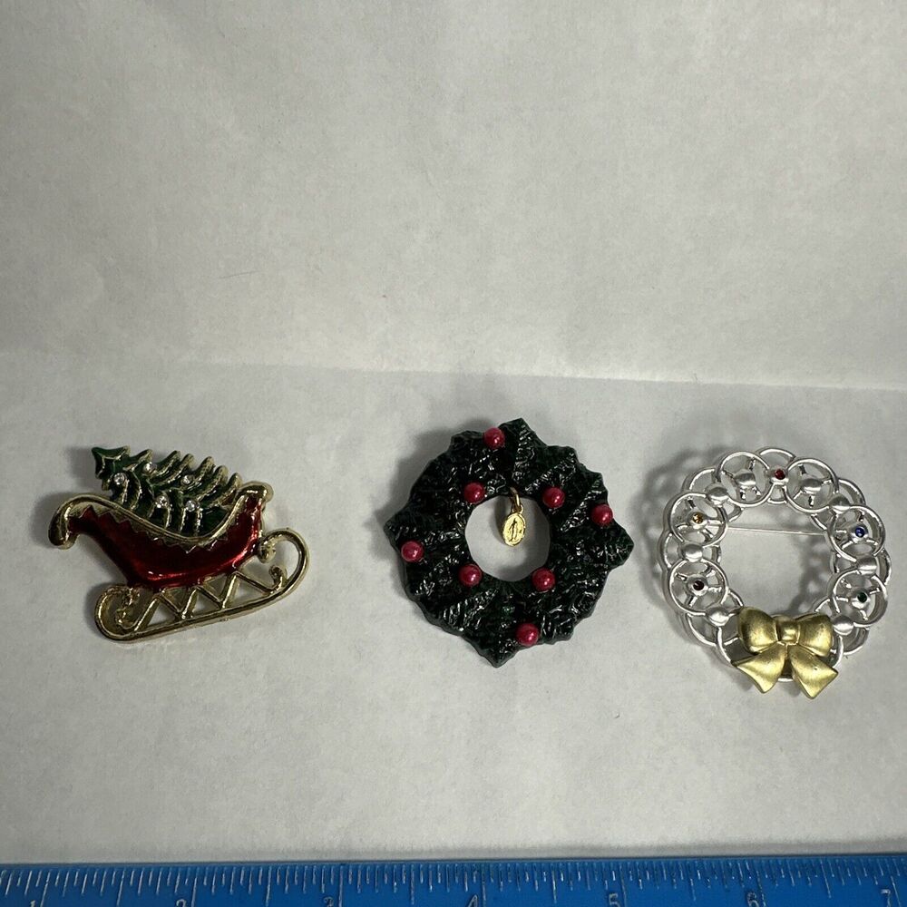 Vintage Christmas Tree in Santa Sleigh Sled Enamel Pin Brooch Gold tone Wreath 3